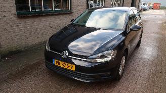 uszkodzony samochody osobowe Volkswagen Golf Volkswagen Golf 1.0 TSI Trendline 2017/9