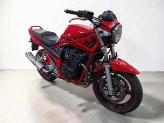 krockskadad bil motor Suzuki Bandit 650  2005/7