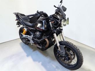 krockskadad bil motor Moto Guzzi V 850 TT 2021/2