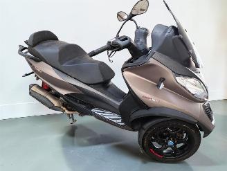 krockskadad bil bromfiets Piaggio  MP3 2022/2