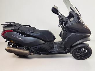 krockskadad bil bromfiets Peugeot  METROPOLIS 2018/11