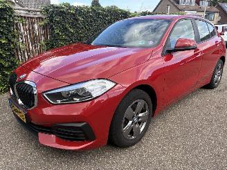 Auto incidentate BMW 1-serie 116 EXE 110 PK AUTOMAAT ZEER ZUINIG !! 2023/9