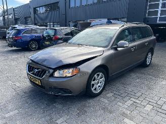  Volvo V-70 2.0 Momentum 2008/9