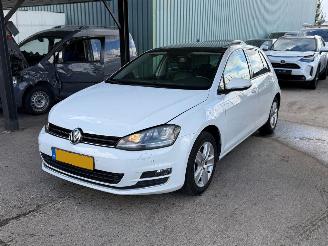 Damaged car Volkswagen Golf 2.0 TDI DSG PANO XENON FULL 2013/9