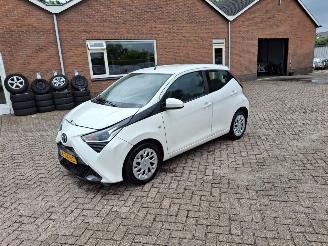 Voiture accidenté Toyota Aygo 1.0 vvti x play   navi  cruiscontral airco 2021/5