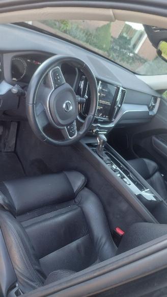 Vaurioauto  passenger cars Volvo Xc-60 2.0  awd   automaat  197pk leer  navi 2020/1