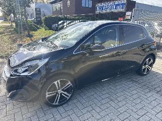 Auto incidentate Peugeot 208 1.2 GT-LINE AUTOMAAT PANO RIJDBAAR BOUWJAAR 2016  5600 EURO 2016/11