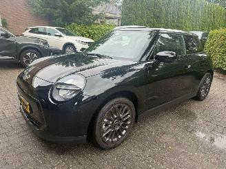 Damaged car Mini Cooper E BLACKYARD 40.7 KHW NIEUW NIEUW 2026/3
