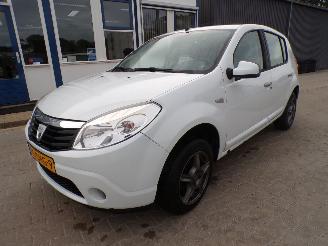 Coche accidentado Dacia Sandero Laurtate 1.2-16v 2011/10