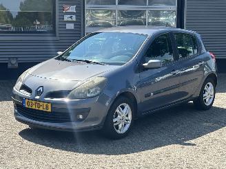 krockskadad bil auto Renault Clio 1.6-16V Privilège 2006/7