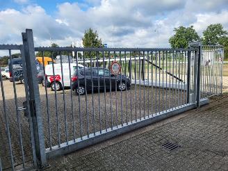 krockskadad bil overig Overige  Elektrische schuifpoort + looppoort en 40m hekwerk 2026/1