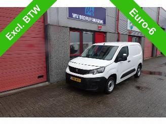 krockskadad bil auto Peugeot Partner 1.5 BlueHDI Pro airco 2020/1