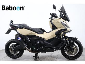 krockskadad bil motor Honda  X-ADV 2022/4