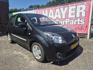 damaged passenger cars Renault Twingo 1.5 dci dynamic 2011/7