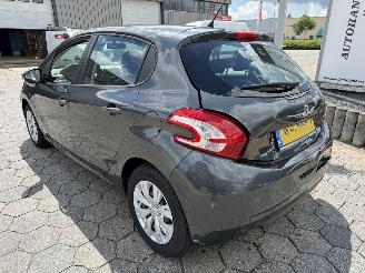 Peugeot 208  picture 6