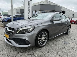 Vaurioauto  passenger cars Mercedes A-klasse Automaat Panoramadak 180 Ambition 2016/11