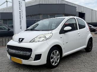 Vaurioauto  passenger cars Peugeot 107 1.0-12V Millesim 200 2010/11