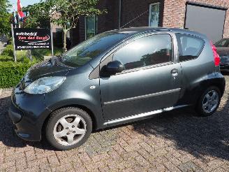 uszkodzony samochody osobowe Peugeot 107 1.0-12V XS Urban Move 2008/2