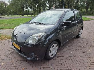 Damaged car Renault Twingo 1.5 DCI DYNAMIQUE 2011/2