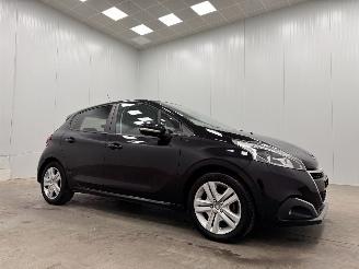 Auto incidentate Peugeot 208 1.2 PureTech Signature 5-drs Navi Airco 2018/10