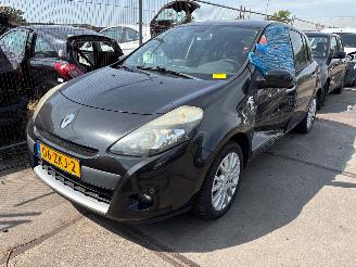 damaged passenger cars Renault Clio  2011/3