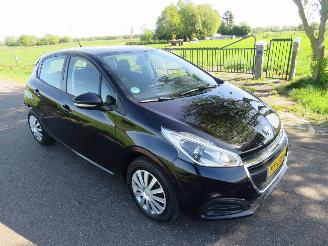 Unfallwagen Peugeot 208 1.2 82pk  60.000km nap Pure Tech Action Navigatie Airco 2016  [ nieuwstaat 2016/8
