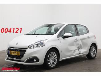 damaged passenger cars Peugeot 208 1.2 PT. 110 Signature Clima PDC Mirrorlink Camera 93.920 km! 2019/1