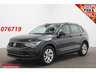 damaged passenger cars Volkswagen Tiguan 2.0 TSI DSG 4Motion Pano Schuif/kantel ACC Clima Navi SHZ Apple/Android Camera PDC 2023/7