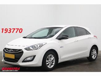 Vaurioauto  passenger cars Hyundai I-30 1.6 GDI Go! Cruise Navi Clima Bluetooth Camera PDC 2015/2