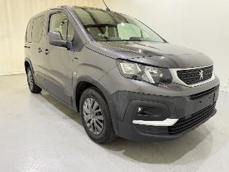 Damaged car Peugeot Rifter MPV 1.2 PureTech 110 Style 2021/3