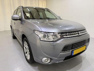 Auto incidentate Mitsubishi Outlander 2.0 PHEV Instyle 4WD Leer 2014/6