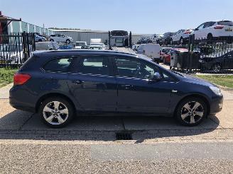 damaged passenger cars Opel Astra 14i 103kW E5 Automaat SPORTS TOURER 2011/4