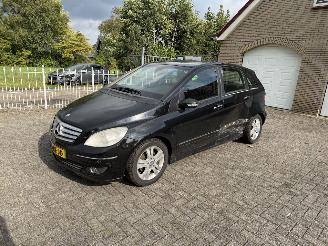 krockskadad bil auto Mercedes B-klasse B200 automaat !! 2005/10