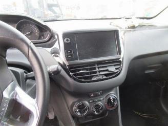 Peugeot 208  picture 10