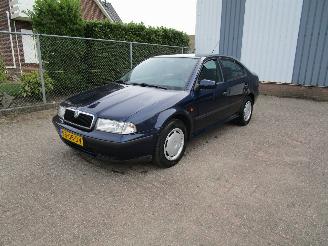 uszkodzony samochody osobowe Skoda Octavia 1.6 Airco Radio/CD 2000/9