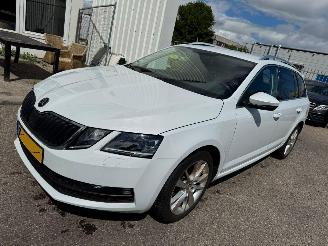 Vaurioauto  passenger cars Skoda Octavia Combi 1.5 AUTOMAAT TSI Greentech Business Edition Plus 2020/1