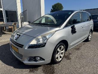 damaged passenger cars Peugeot 5008 1.6 VTI Blue Lease 7p 2011/11