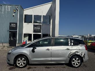 Vaurioauto  passenger cars Peugeot 5008 1.6 VTI Blue Lease 7p 2011/11