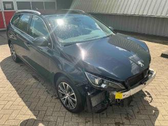 Coche siniestrado Peugeot 308 308 SW (L4/L9/LC/LJ/LR), Combi 5-drs, 2014 / 2021 1.2 12V e-THP PureTech 110 2017/7
