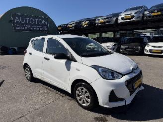 damaged passenger cars Hyundai I-10 1.0i 49KW I-Drive 5-Deurs 2018/10