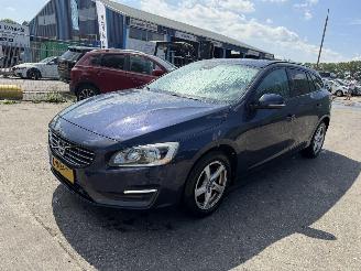 Coche accidentado Volvo V-60 1.6 D2 Autom. 84KW Clima Navi Leer Led R-Design 2014/10