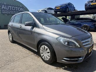Damaged car Mercedes B-klasse 180 90KW Clima Navi Led Ambition NAP 2012/3