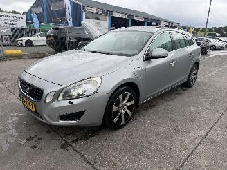 Unfallwagen Volvo V-60 2.4 D6 AWD 158KW PHEV Autom. Schuifdak Clima Navi 2013/3