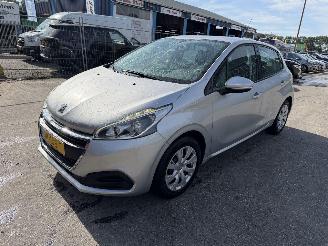 krockskadad bil auto Peugeot 208 1.2 60KW Active Navi Airco 5-Drs 2016/5