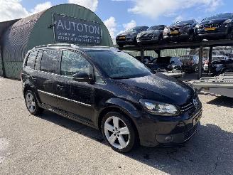 Vaurioauto  passenger cars Volkswagen Touran 1.4 TSI 103KW Highline Clima Navi Led Xenon NAP 2011/7