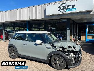 Vaurioauto  passenger cars Mini Cooper S 33 kWh HUD Navi Stoelverwarming Clima Cruise 2022/11