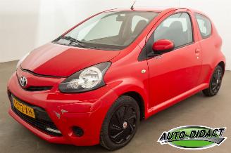 Voiture accidenté Toyota Aygo 1.0 VVT-i Airco 79.200 km Comfort 2013/3