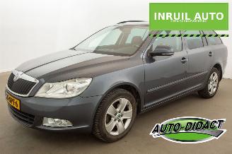 Vaurioauto  passenger cars Skoda Octavia 1.2 TSI Automaat Navi Clima Ambition Business Line 2011/11