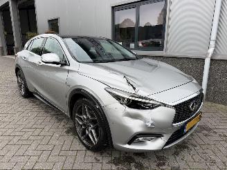 damaged passenger cars Infiniti Q30 2.2d Premium Tech Automaat PH-899-H. 2016/4