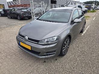 damaged passenger cars Volkswagen Golf 1.4 TSI ACT Highline Panoramadak 2013/2